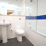 Hamilton Court For 4 Guests, Bright And Location With Balcony And Wi-fi