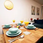 Hamilton Court For 4 Guests, Bright And Location With Balcony And Wi-fi Bristol