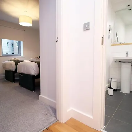 Hamilton Court For 4 Guests, Bright And Location With Balcony And Wi-fi *