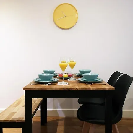 Hamilton Court For 4 Guests, Bright And Location With Balcony And Wi-fi *