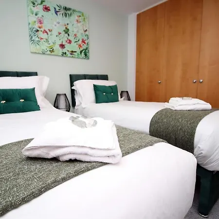 Hamilton Court For 4 Guests, Bright And Location With Balcony And Wi-fi شقة *