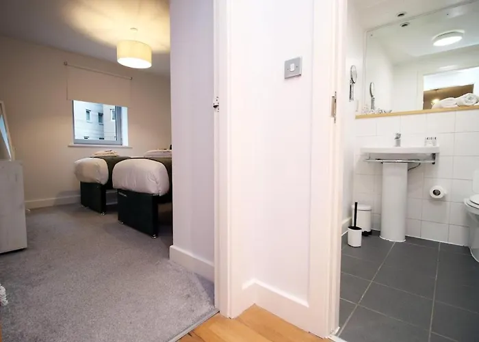 Hamilton Court For 4 Guests, Bright And Location With Balcony And Wi-fi *