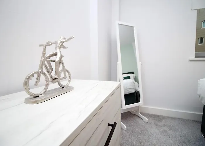 Apartment Hamilton Court For 4 Guests, Bright And Location With Balcony And Wi-fi *