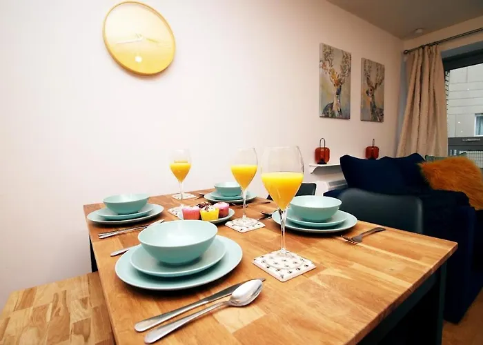 Hamilton Court For 4 Guests, Bright And Location With Balcony And Wi-fi Bristol