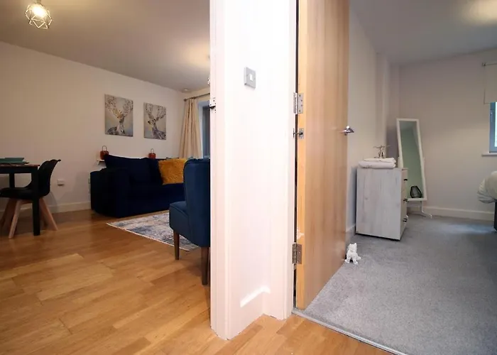 Hamilton Court For 4 Guests, Bright And Location With Balcony And Wi-fi Apartment *