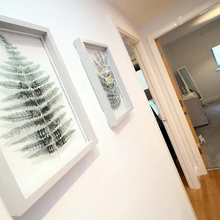 Hamilton Court For 4 Guests, Bright And Location With Balcony And Wi-fi Διαμέρισμα *